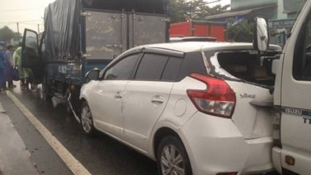 4 ô tô va chạm liên hoàn, hàng trăm xe 