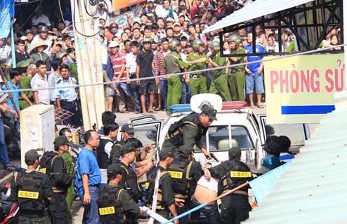 Hàng chục cảnh sát giải cứu người vợ bị chồng khống chế, ôm bình gas dọa đốt