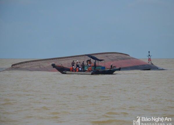 Tạm ngừng tìm kiếm 2 thuyền viên còn lại trong vụ tàu chìm ở Nghệ An 