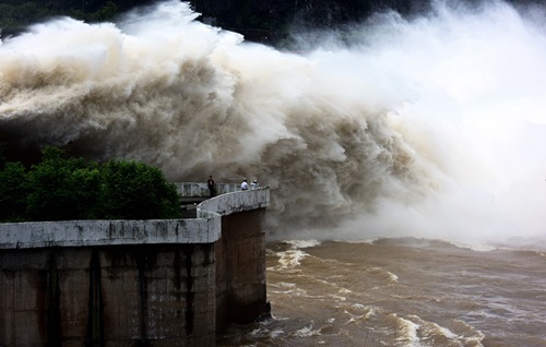 Mực nước tăng nhanh, thủy điện Hòa Bình tiếp tục mở thêm cửa xả lũ vào ngày 22/7