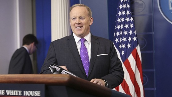 Thư ký báo chí của Trump bất ngờ rời khỏi Nhà Trắng