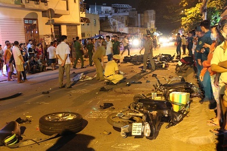 Hiện trường vụ 13 xe đâm liên hoàn ở Sài Gòn làm nhiều người thương vong