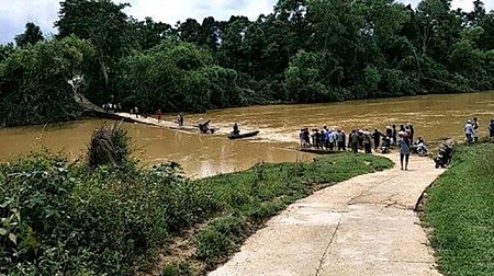 Tìm kiếm 3 mẹ con bị lũ cuốn trôi khi đi qua cầu tràn