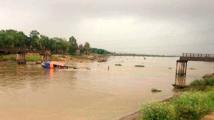 Tàu đâm sập cầu ở Thanh Hóa hoạt động chui