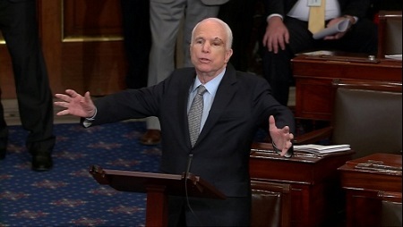 John McCain trở lại Thượng viện Mỹ bỏ phiếu thay thế Obamacare