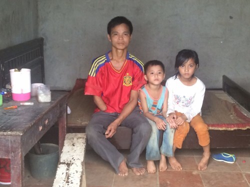 Chồng cụt tay một mình nuôi hai con nhỏ, khắc khoải chờ vợ
