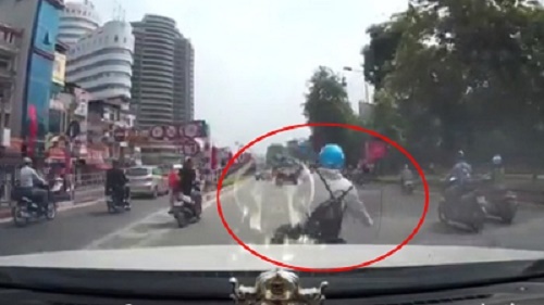 3 thanh niên đạp ngã xe của cô gái trẻ để cướp tài sản