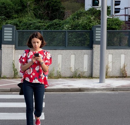 Thành phố đầu tiên ở Mỹ cấm dùng điện thoại di động khi đi bộ qua đường