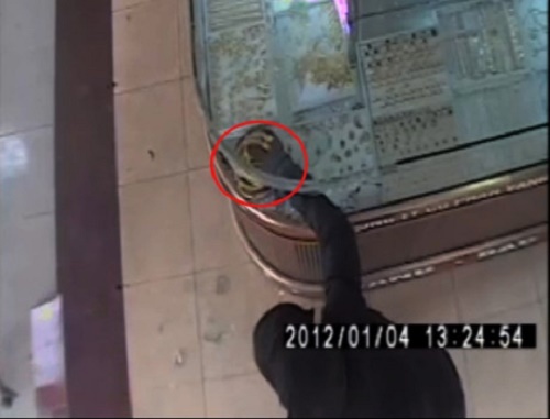 Kẻ bịt mặt dùng búa cướp tiệm vàng trong 2 giây lĩnh án nặng