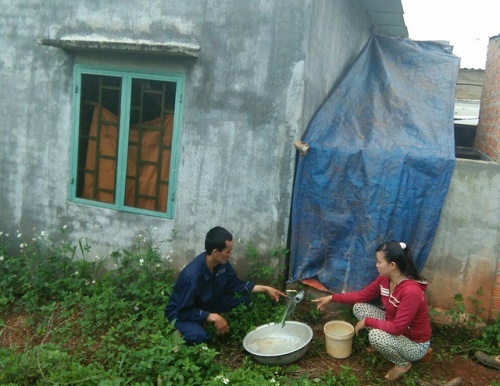 Làm rõ vụ một gia đình nghi bị đổ thuốc độc vào bể nước ăn