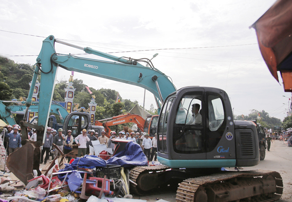 Lào Cai: Tạm giữ nhiều đối tượng chống người thi hành công vụ khi tiến hành cưỡng chế công trình vi phạm