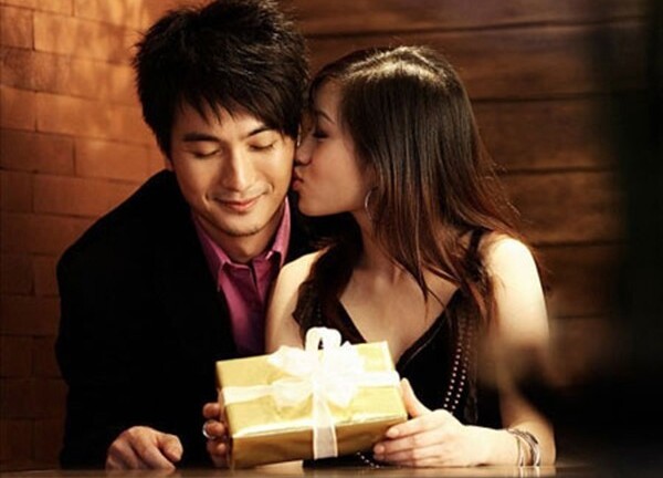 Nỗi niềm của người yêu phải cô nàng thích đòi quà