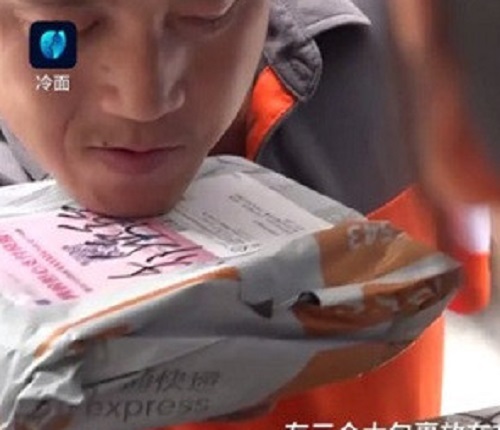 Cụt cả hai tay, ông bố này vẫn làm được nghề đưa hàng để nuôi con ăn học