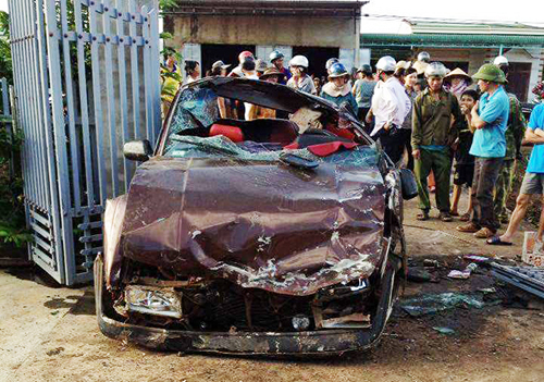 Sáu người mắc kẹt trong ô tô 4 chỗ biến dạng