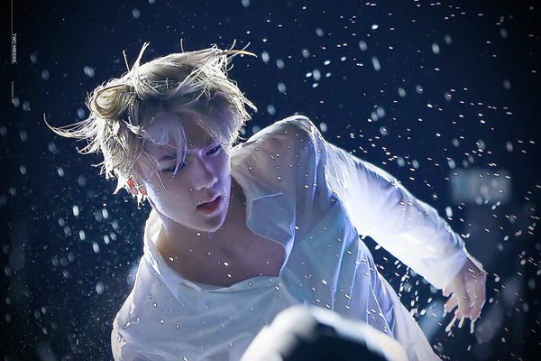 9 idol nam sở hữu bờ vai rộng quyến rũ đến...