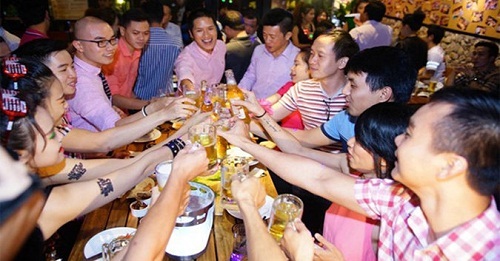 Buổi họp lớp của chàng trai “nghèo” bị bạn bè coi thường và cái kết sau đó