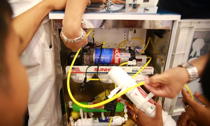 Chuyên viên kỹ thuật đóng vai trò quan trọng trong lắp đặt và sử dụng máy lọc nước R.O an toàn