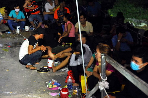 Phụ huynh xếp hàng thâu đêm, 