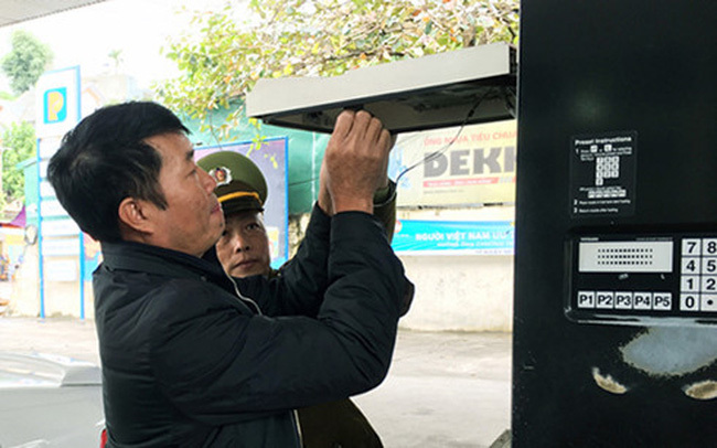 Tránh gian lận, TP.HCM triển khai dán tem trụ bơm xăng