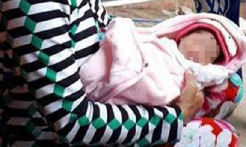 Bé gái sơ sinh bị bỏ chậu trôi sông