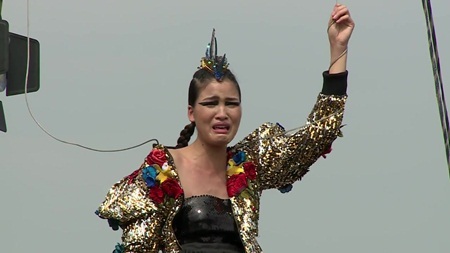 Nam Trung đe dọa Chà Mi: “Bây giờ chụp hay về?”