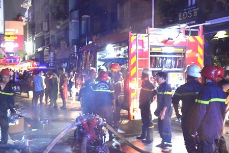 Cháy lớn ở khu phố Tây, du khách nước ngoài hốt hoảng tháo chạy