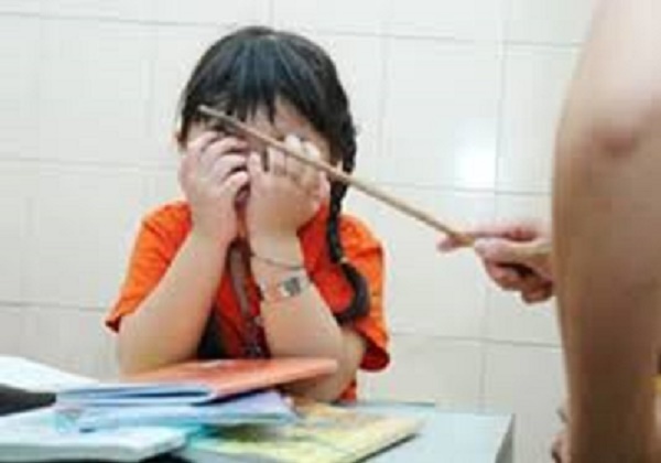 Bé gái 8 tuổi bị cô giáo đánh tím người vì quên làm bài tập