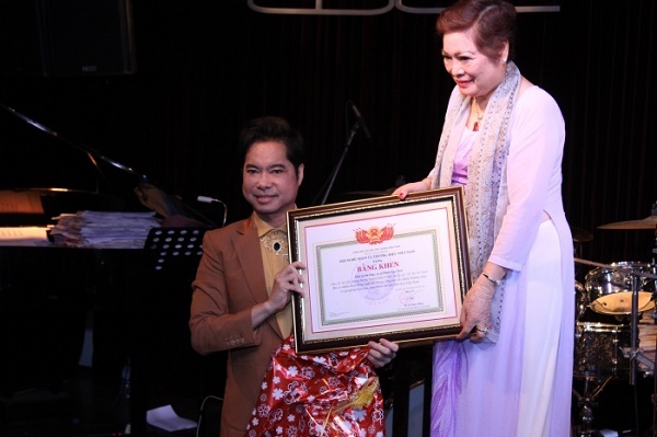 Ngọc Sơn quỳ gối trên sân khấu, dành tặng mẹ món quà đặc biệt