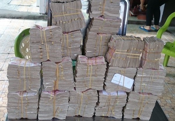 Trạm Cai Lậy giảm giá, tài xế vẫn chuẩn bị hàng cân tiền lẻ mua vé