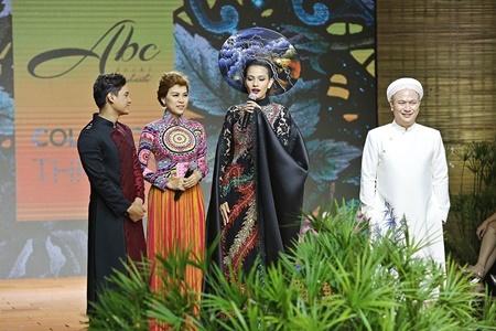 Áo dài của Á hậu Trương Thị May được đấu giá 120 triệu đồng