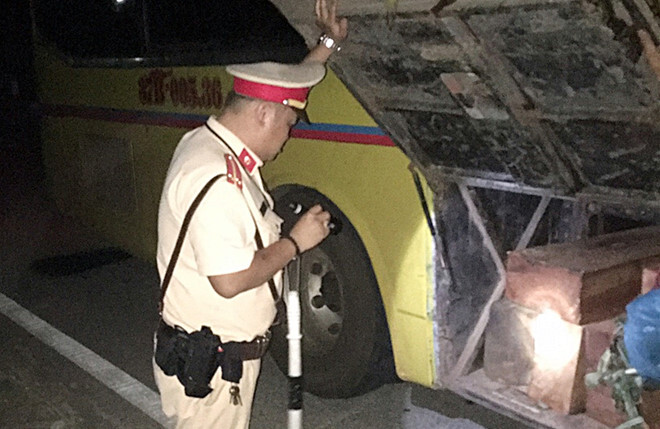 Xe giường nằm chở gỗ lậu 