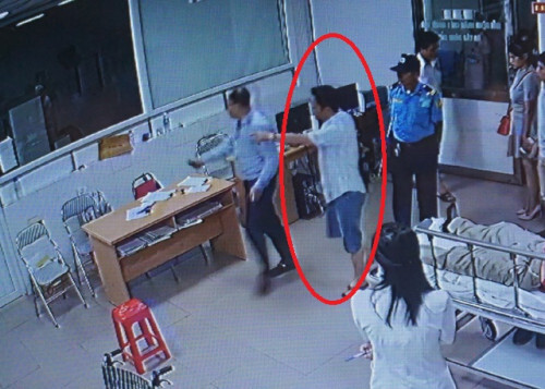 Chủ tịch phường xuất hiện trong clip hành hung bác sĩ trực cấp cứu