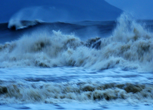 Bão số 6 giật cấp 11 quần thảo Biển Đông