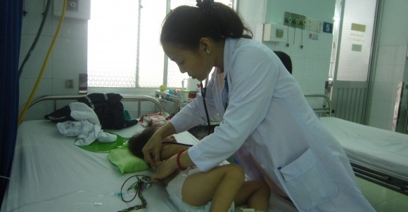 Con bị biến chứng thậm chí tử vong vì cha mẹ tự ý mua thuốc cho uống