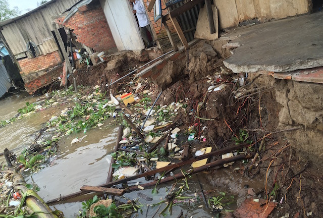 Sạt lở bất ngờ tại bờ sông Hậu, 3 mẹ con chìm xuống sông