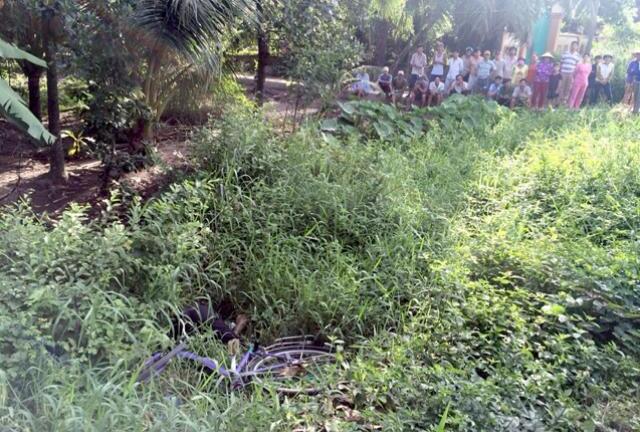 Nam thanh niên tử vong, gục trên xe máy ven đường