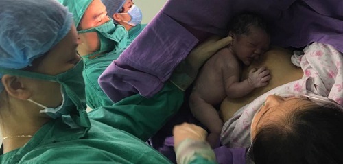 Bố và mẹ cần chú ý phương pháp đơn giản giúp con nhận đủ tế bào gốc từ mẹ