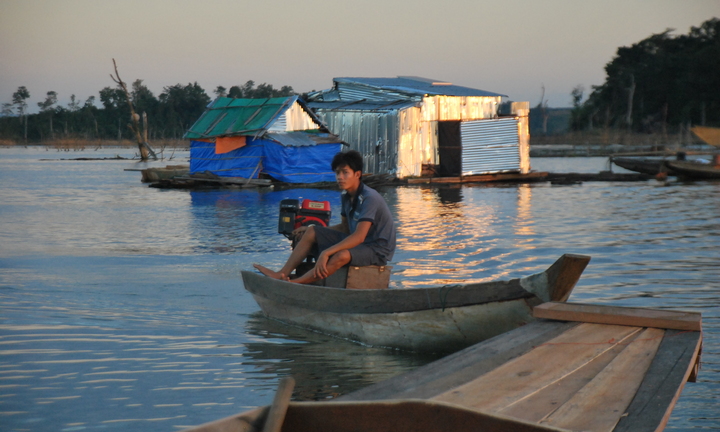Lênh đênh phận đời mưu sinh trên xóm nước nổi giữa lòng Tây Nguyên