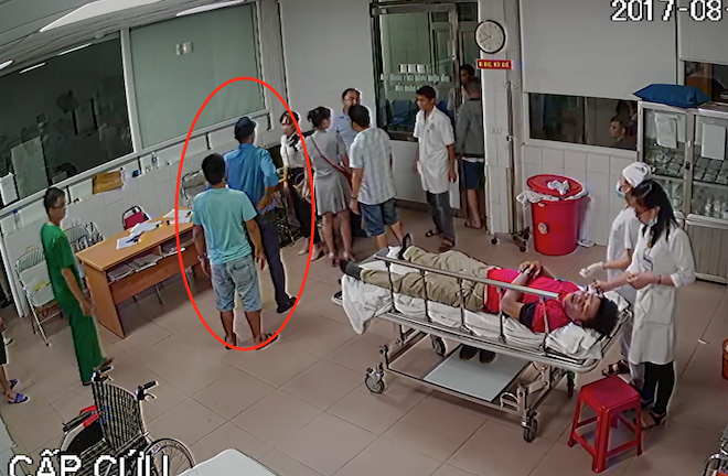 Vụ nữ bác sỹ bị hành hung: Đình chỉ 2 bảo vệ thờ ơ đứng nhìn bác sỹ bị đánh