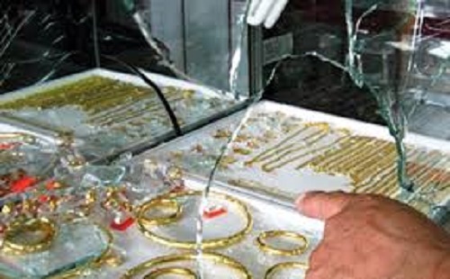 Người bán vé số vác dao đi cướp tiệm vàng giữa trưa