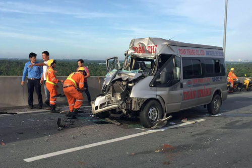 Xe khách đâm container trên cao tốc Long Thành, 4 người bị thương