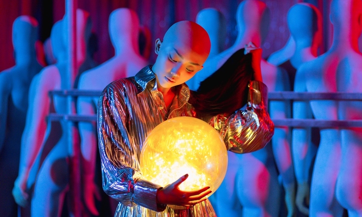 Tóc Tiên hóa ma nơ canh trọc đầu, nghêu ngao hát