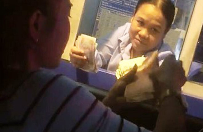 Nữ tài xế dùng tiền lẻ mua vé ở BOT Quốc lộ 5