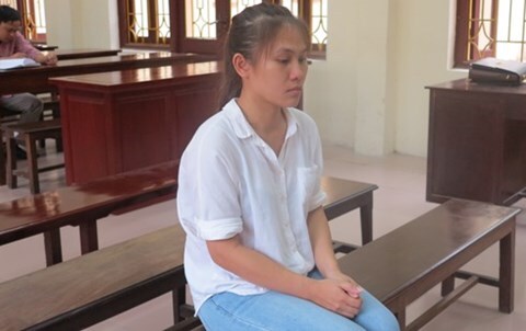 Thiếu phụ làm sứt mép bàn đá thoát án tù giam