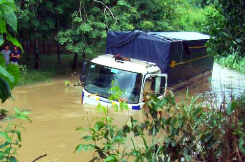 Cố băng qua đập tràn, 9 người mắc kẹt trong ô tô bị lũ cuốn