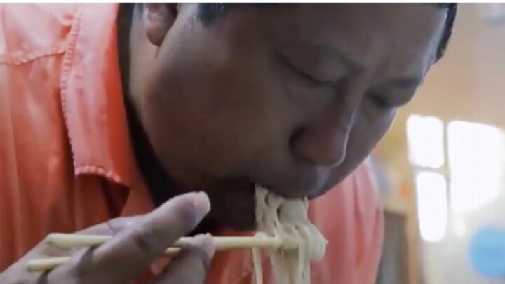 Người cha ăn hai tấn mì gói để dành tiền cho con tập thể thao