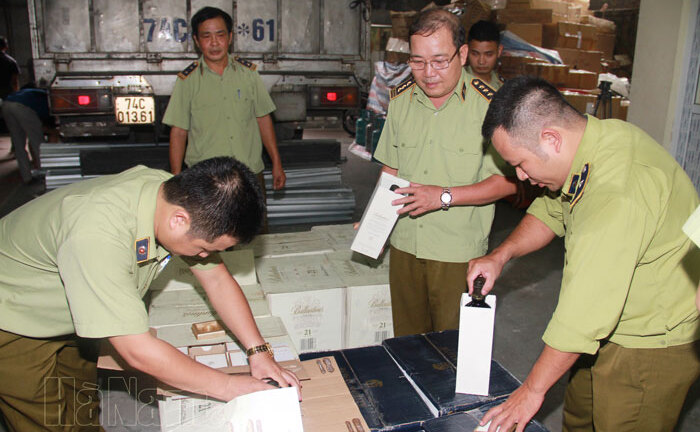 500 chai rượu Chivas và Ballantine không rõ nguồn gốc giấu trong mỡ lợn