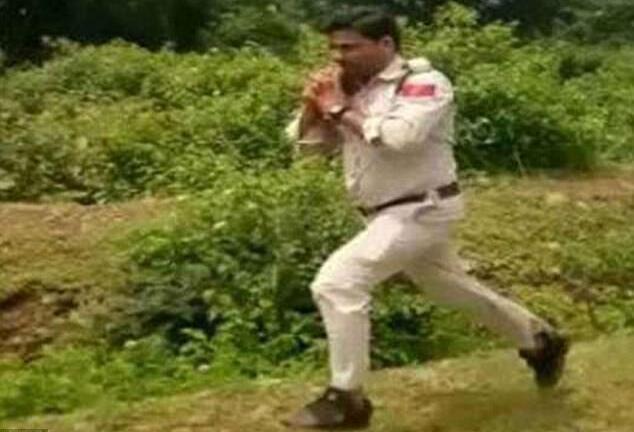 Sĩ quan Ấn Độ dũng cảm vác bom chạy bộ 1km để cứu 400 học sinh