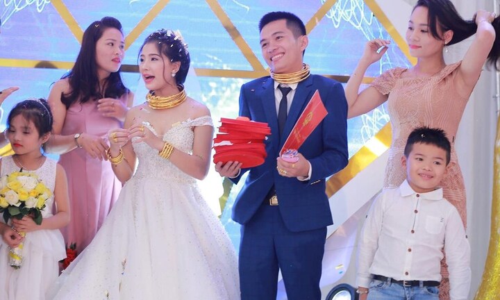 Tìm 'tung tích' đôi uyên ương được tặng biệt thự, xe sang, 10 cây vàng trong ngày cưới