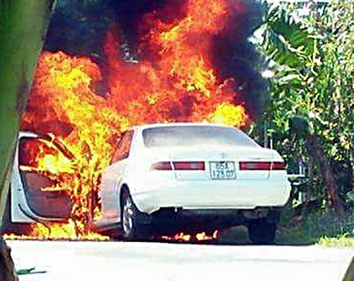 “Bà hỏa” ghé thăm, xe Camry bị thiêu rụi trên đường